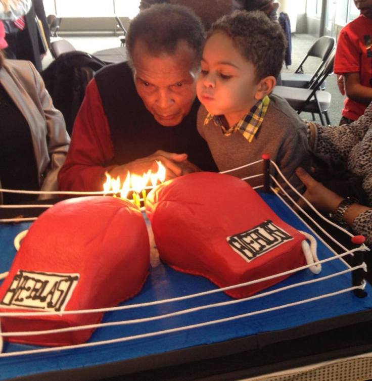 Gracias a todos los que desean el campeón un feliz cumpleaños. Aquí es cómo ali celebra con un poco de ayuda para soplar las velitas.