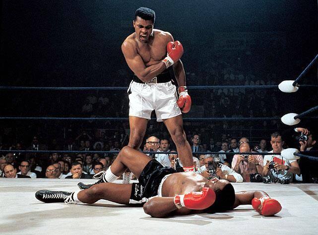 Sigues siendo el campeón del mundo- Muhammad Ali! Hoy en el 1965 sonny liston fue detenido en uno.