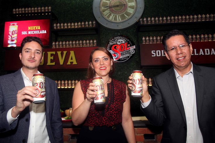 manuel-martinez-gerente-de-sol-en-cmhm-laura-romano-directora-de-marcas-en-cmhm-luis-llano-maestro-cervecero-en-cmhm